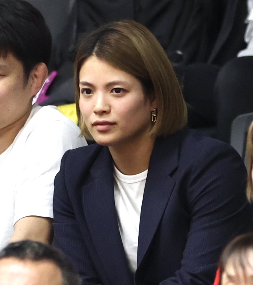 女子無差別準決勝　渡辺聖子対古賀ひより　同所属の古賀をスタンドから見つめる阿部詩（撮影・宮地輝）