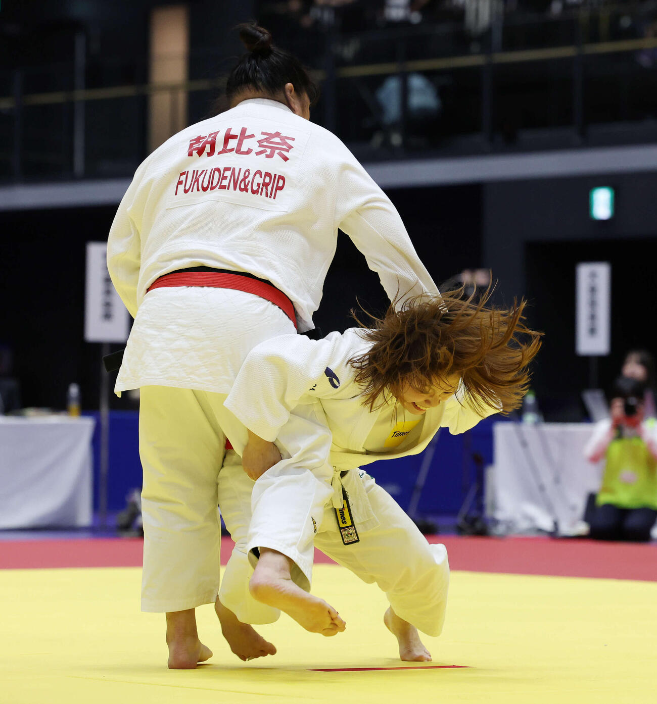 女子無差別準々決勝　朝比奈沙羅対古賀ひより　果敢に仕掛ける古賀（撮影・宮地輝）