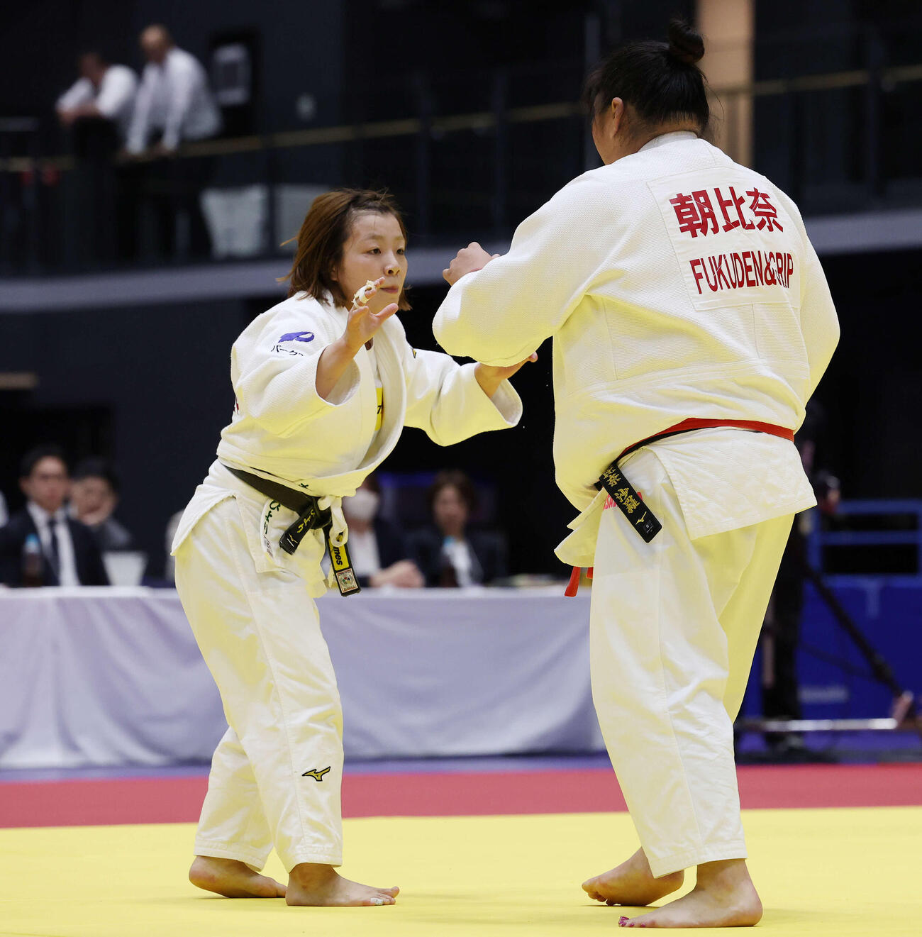 女子無差別準々決勝　朝比奈沙羅対古賀ひより　朝比奈（右）と対戦する古賀（撮影・宮地輝）