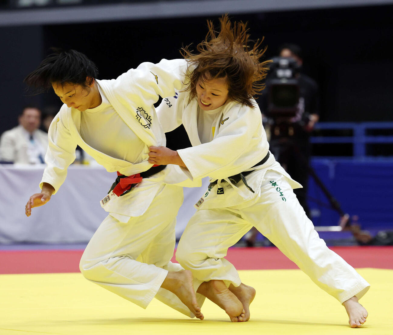 女子無差別準決勝　渡辺聖子対古賀ひより　果敢に仕掛ける古賀（右）（撮影・宮地輝）