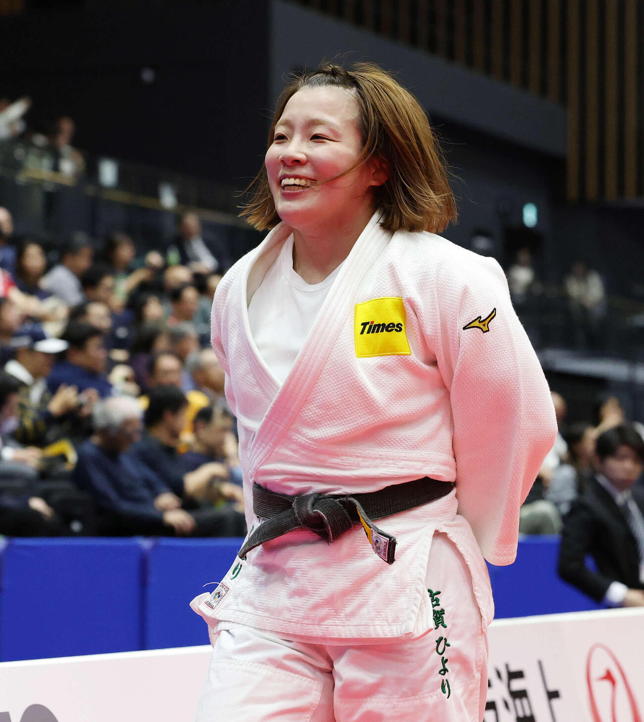 女子無差別準決勝　渡辺聖子対古賀ひより　判定で敗れ準決勝で敗退となるもファンの声援に笑顔を見せる古賀（撮影・宮地輝）