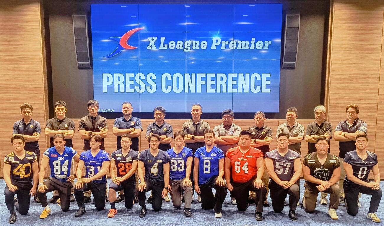 アメリカンフットボールの国内最高峰「Xリーグプレミア」の開幕前会見に出席した初代11チームのヘッドコーチ（監督）と主将（撮影・木下淳）
