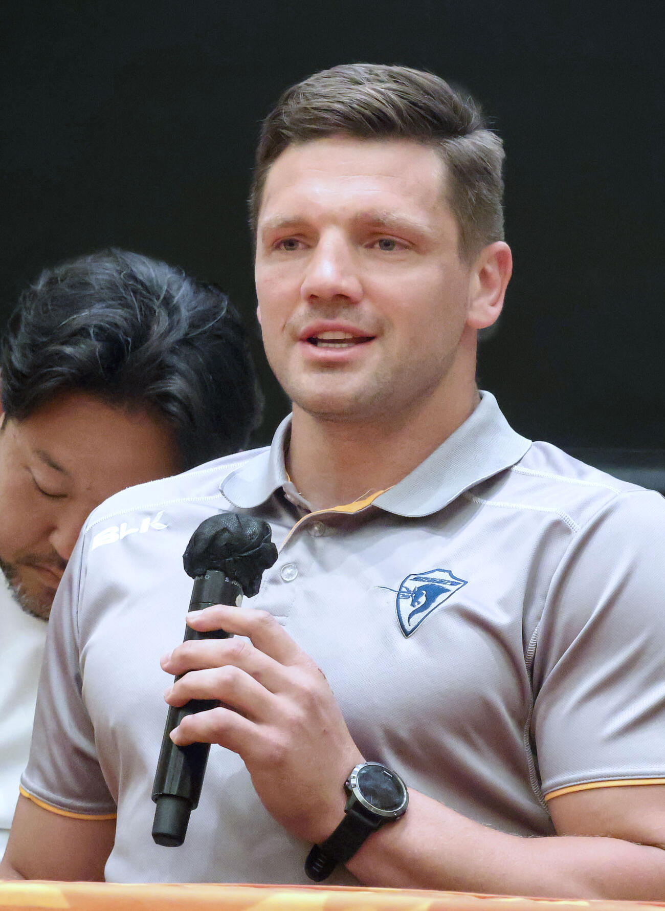 引退の記者会見をするラグビー元日本代表のピーター・ラブスカフニ（共同）