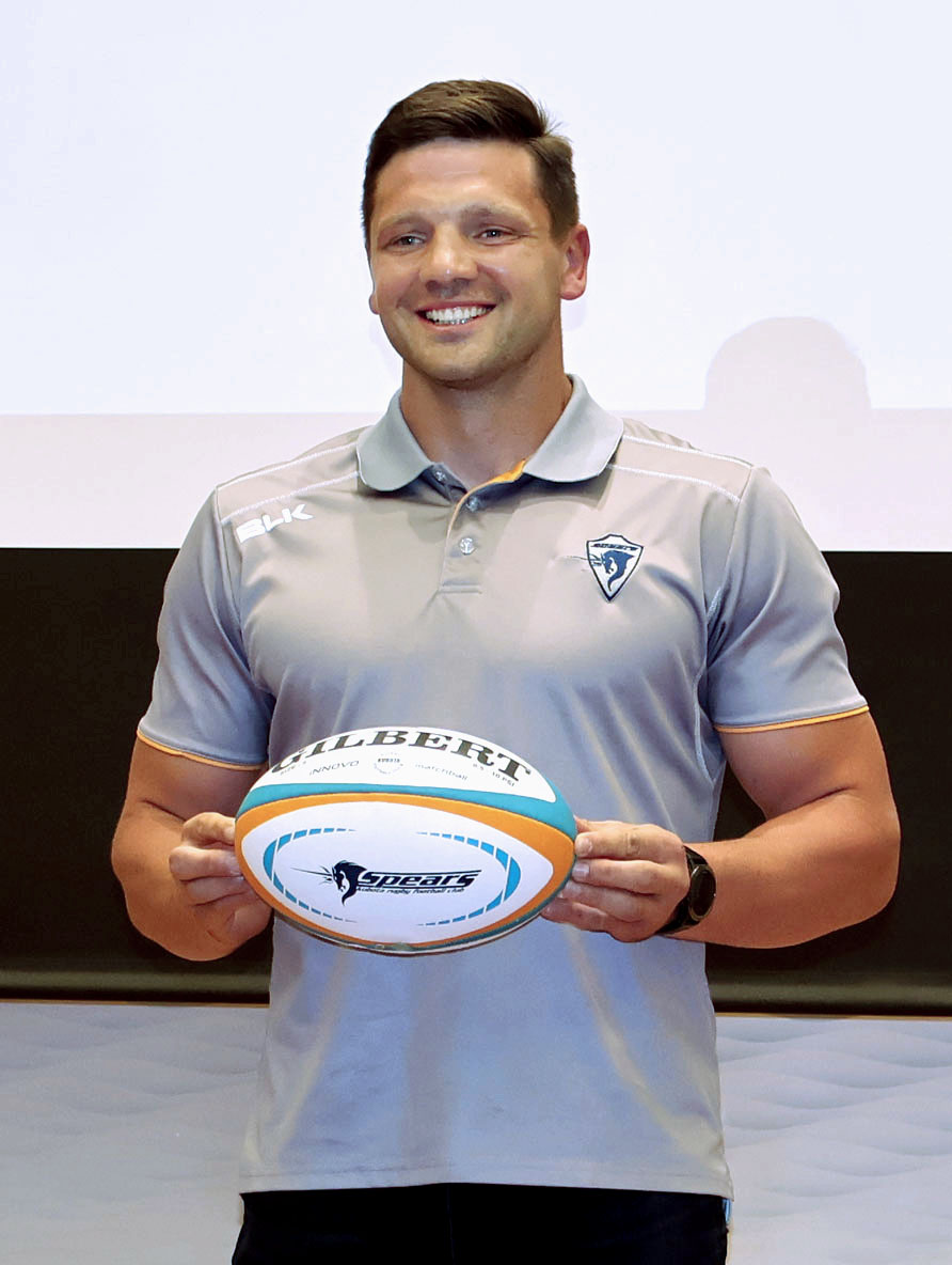 引退の記者会見で笑顔を見せるラグビー元日本代表のピーター・ラブスカフニ（共同）