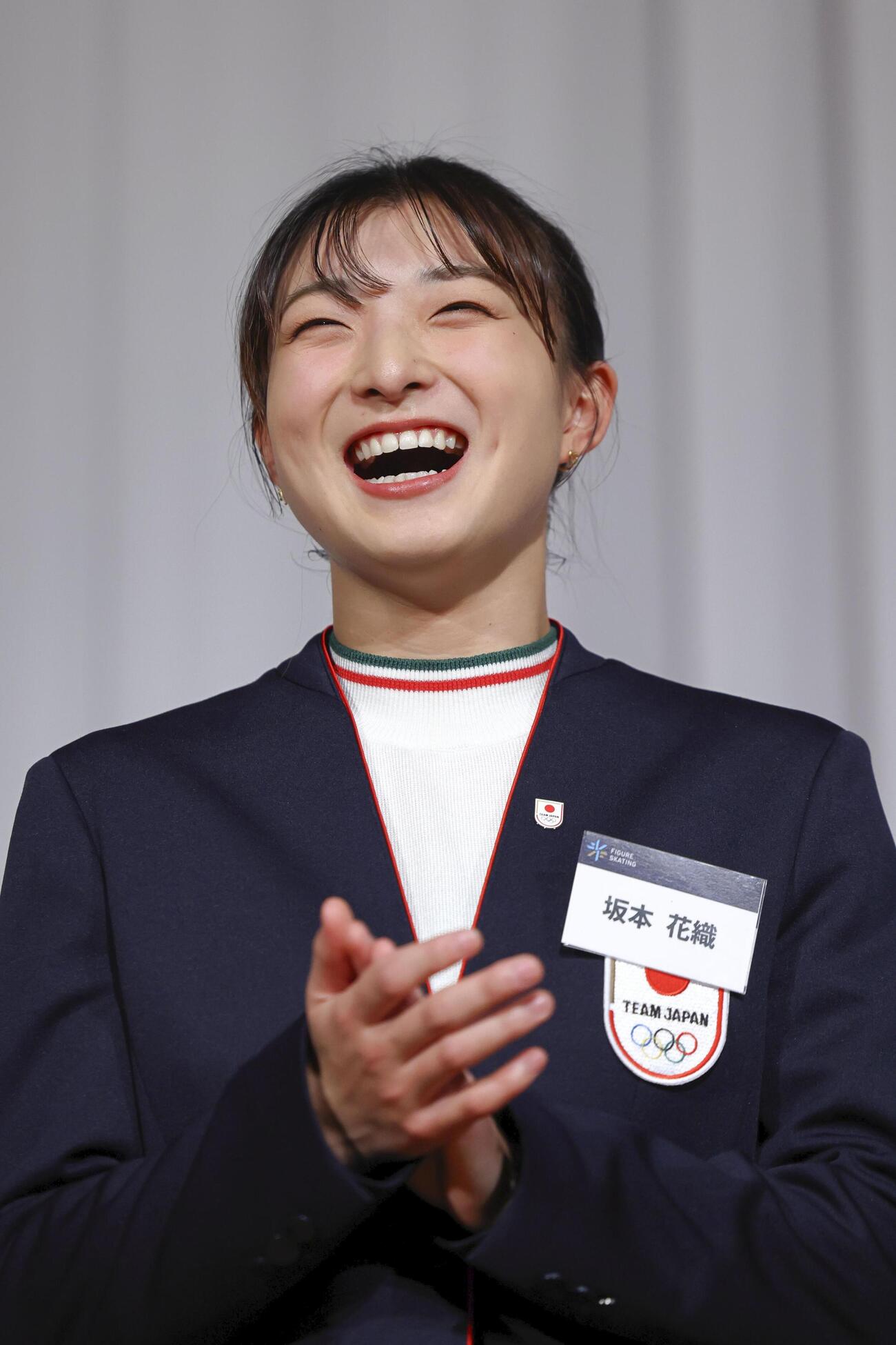 日本スケート連盟の表彰祝賀会で笑顔を見せる坂本花織（アフロ／JSF）
