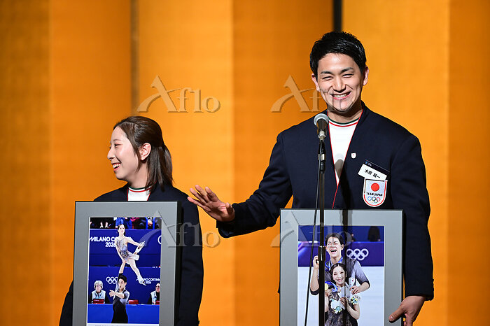 日本スケート連盟の優秀選手表彰祝賀会で表彰される三浦璃来（左）木原龍一組（写真：アフロ／JSF）