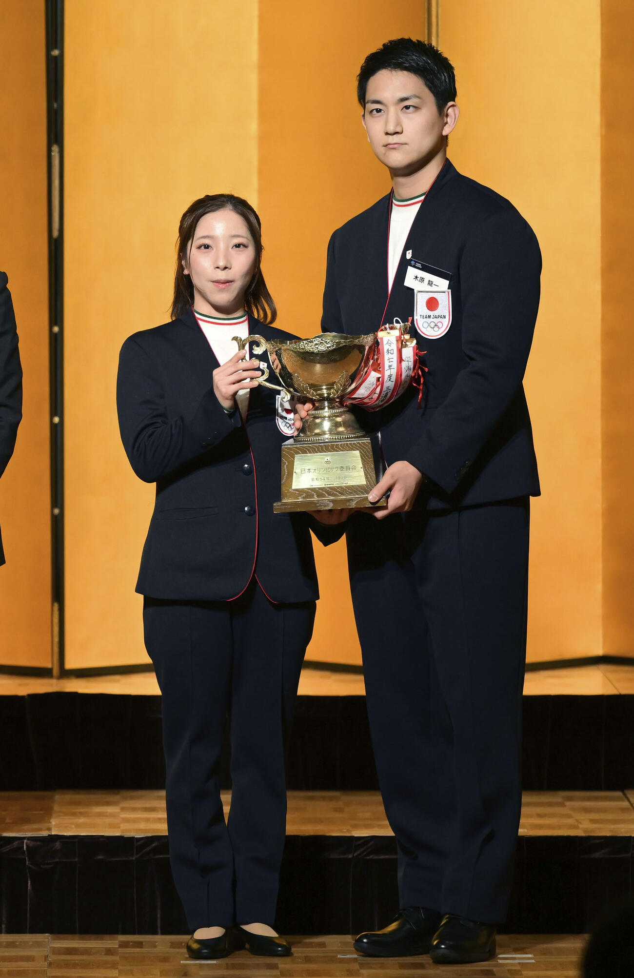 日本スケート連盟の表彰祝賀会でJOC杯を手にする三浦璃来（左）、木原龍一組（アフロ／JSF）