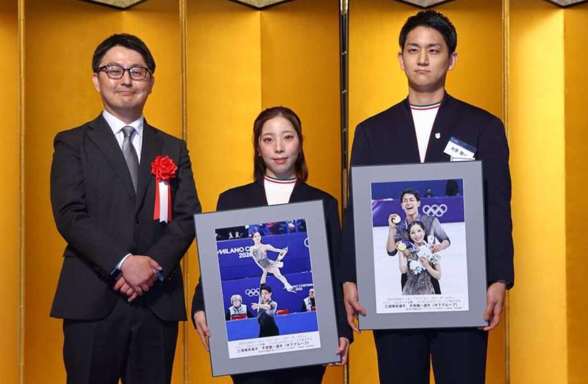記念撮影する、左から森井智史・東京運動記者クラブ代表、三浦璃来、木原龍一