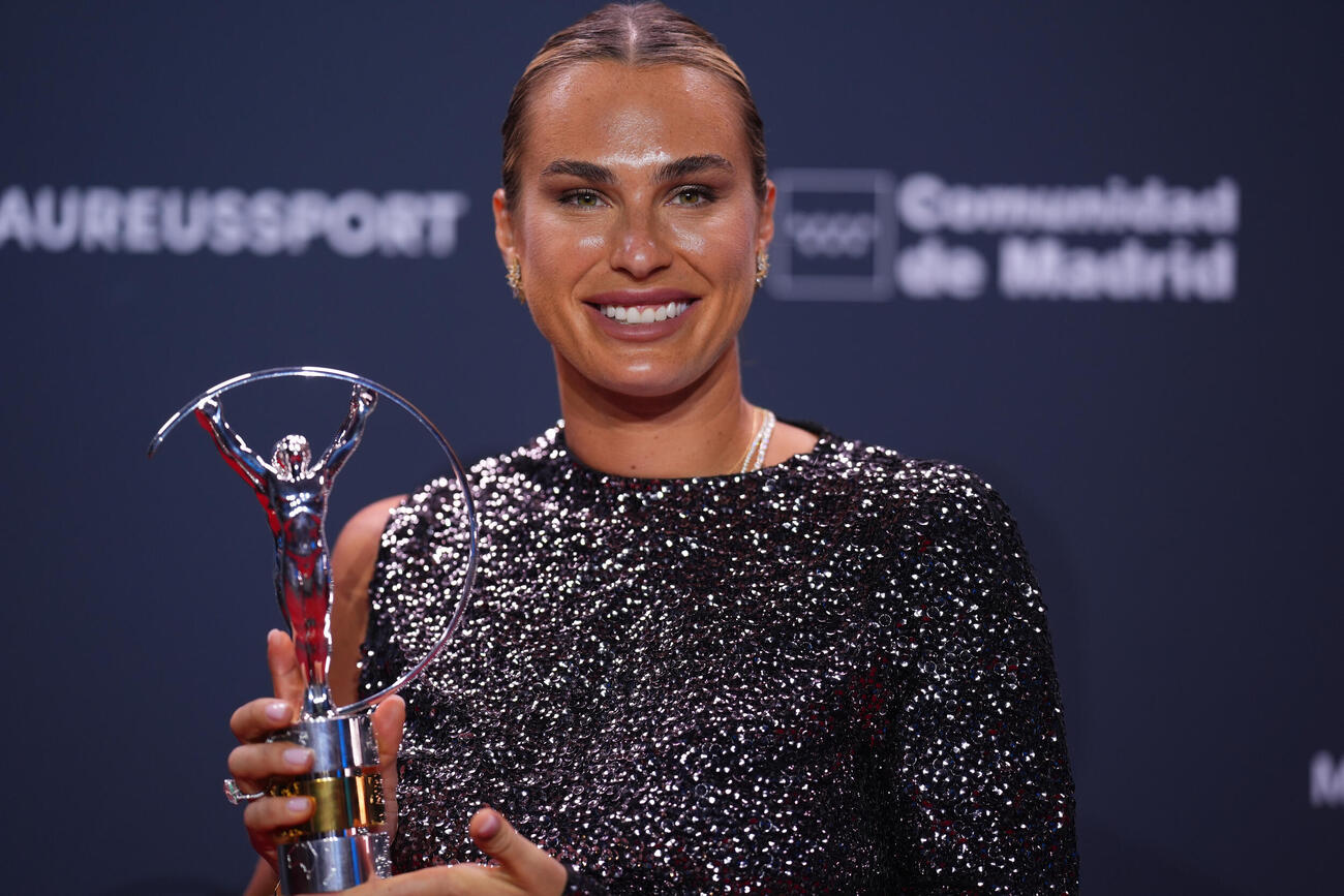 授賞式に出席した女子プロテニス世界1位サバレンカ（AP）
