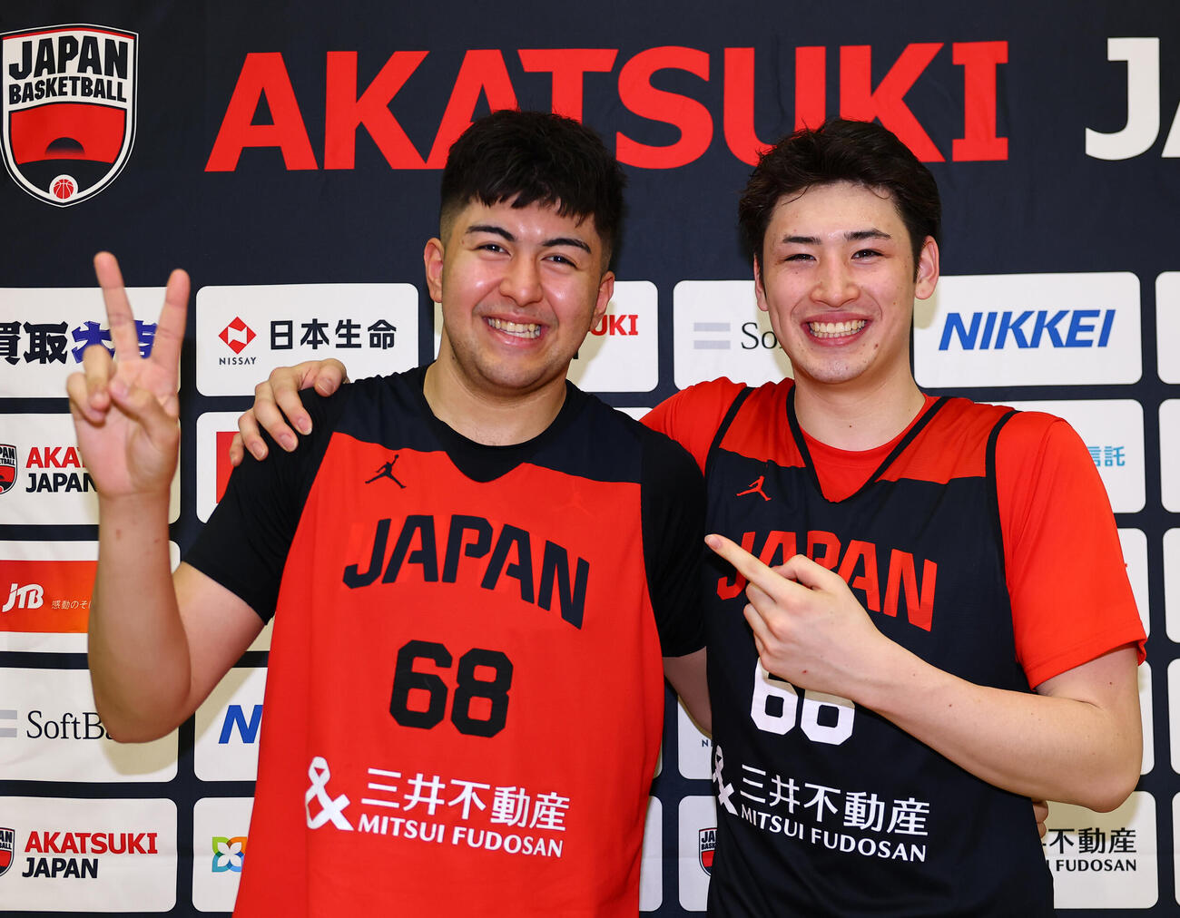 3人制バスケットボール日本代表の公開練習で、笑顔をみせるバラダランタホリ玲依（左）と小野恵冨（撮影・野上伸悟）