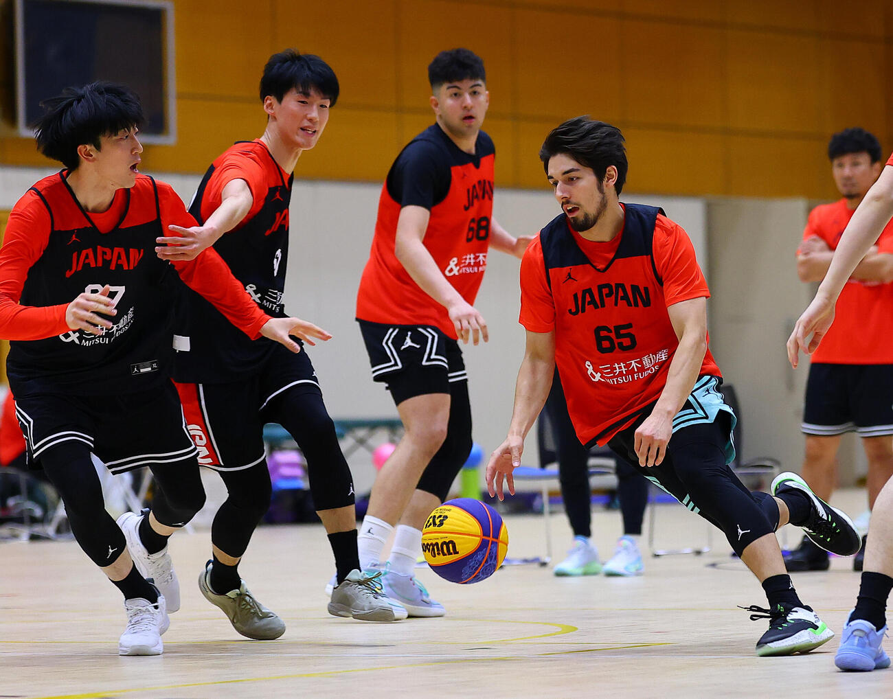 3人制バスケットボール日本代表の公開練習で、ドリブルする小沢崚（撮影・野上伸悟）