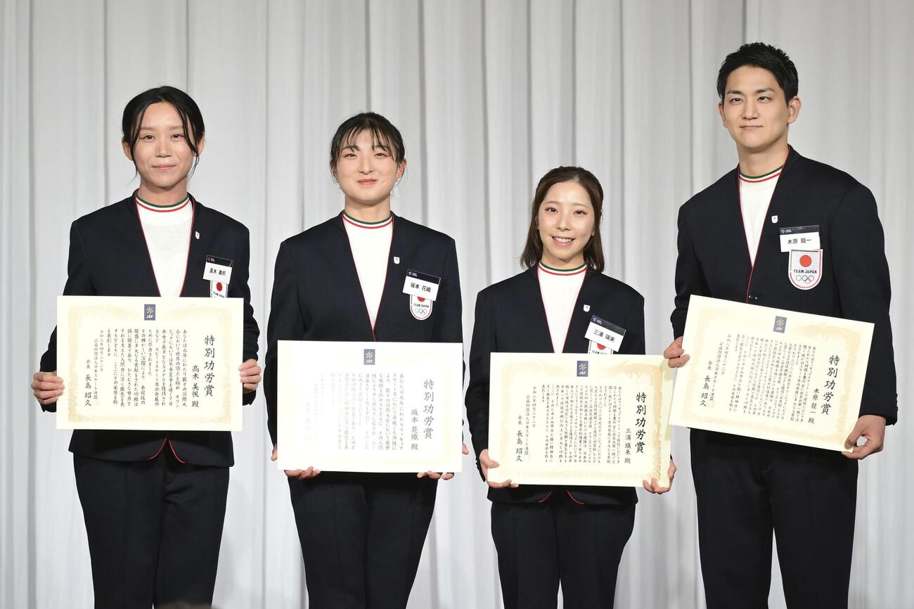日本スケート連盟から表彰を受けた、左から高木美帆、坂本花織、三浦璃来、木原龍一組（アフロ／JSF）