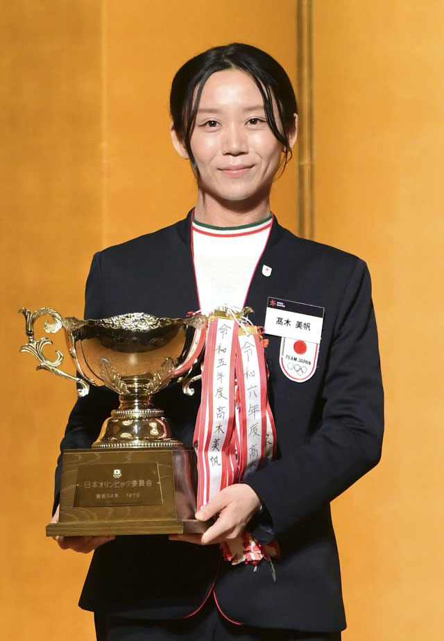 日本スケート連盟の表彰祝賀会でJOC杯を手にする高木美帆（アフロ／JSF）