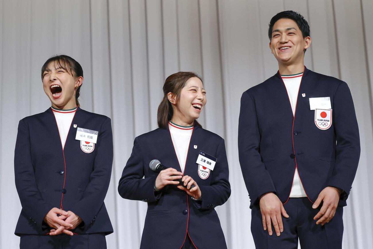 日本スケート連盟の表彰祝賀会で笑顔を見せる（左から）坂本花織、三浦璃来、木原龍一組＝22日、東京都内（アフロ／JSF）