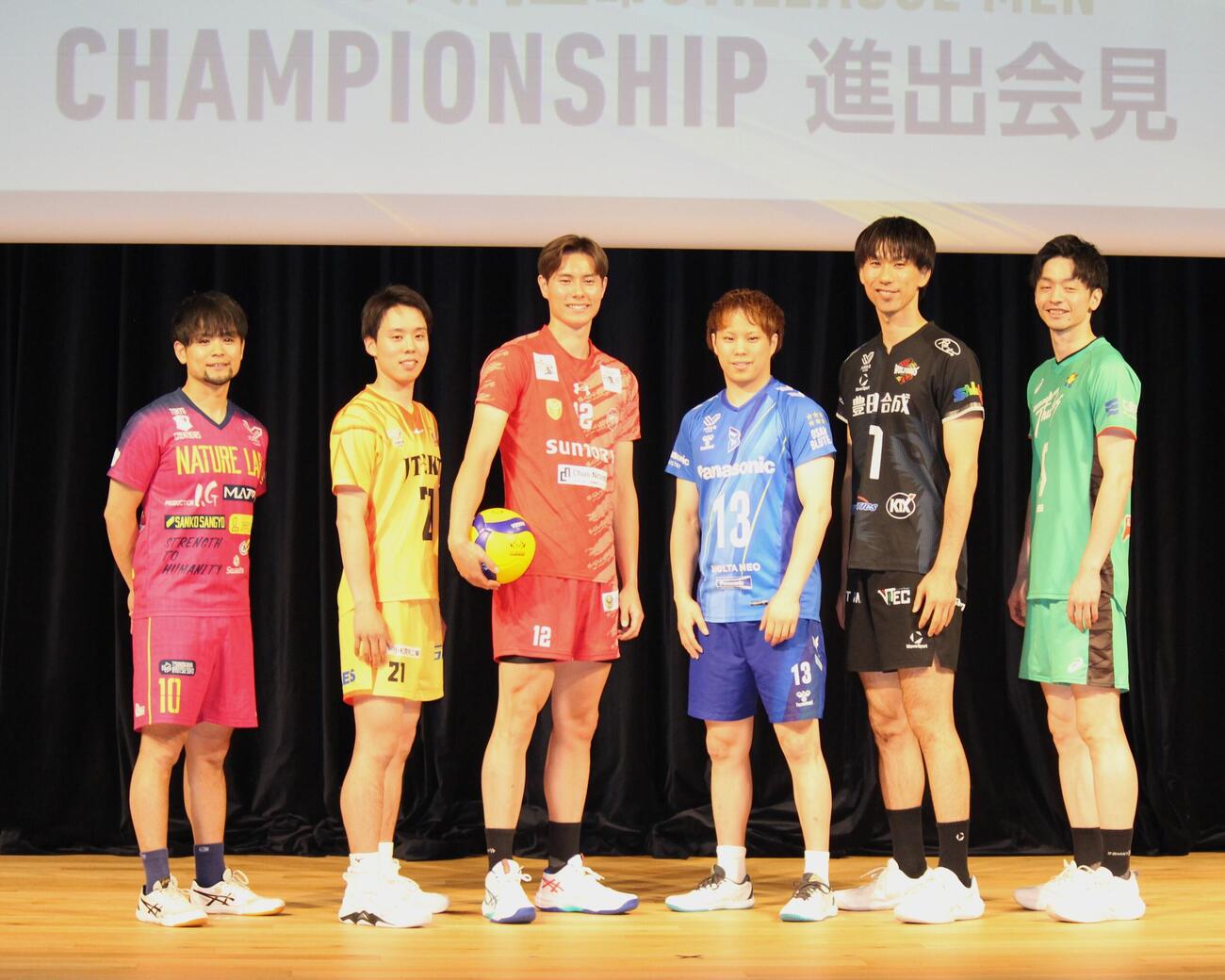 大同生命SVリーグ男子のプレーオフ「チャンピオンシップ」進出会見に出席する（左から）古賀太一郎、高橋和幸、高橋藍、山本智大、山田脩造、井上慎一朗