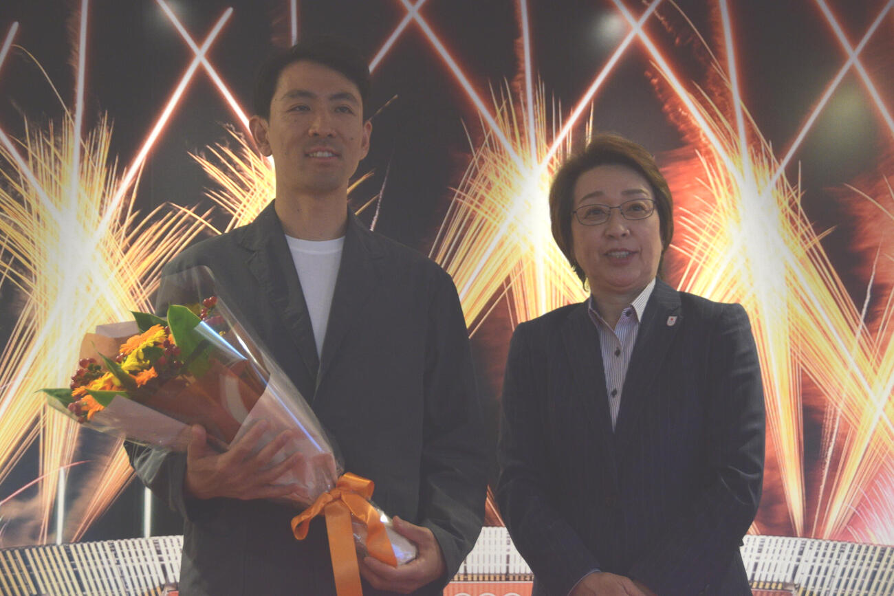 表敬訪問した渡部さん（左）と迎えた日本オリンピック委員会の橋本会長