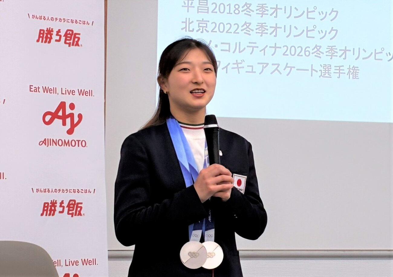 味の素本社で社員交流会に参加した坂本花織（撮影・藤塚大輔）