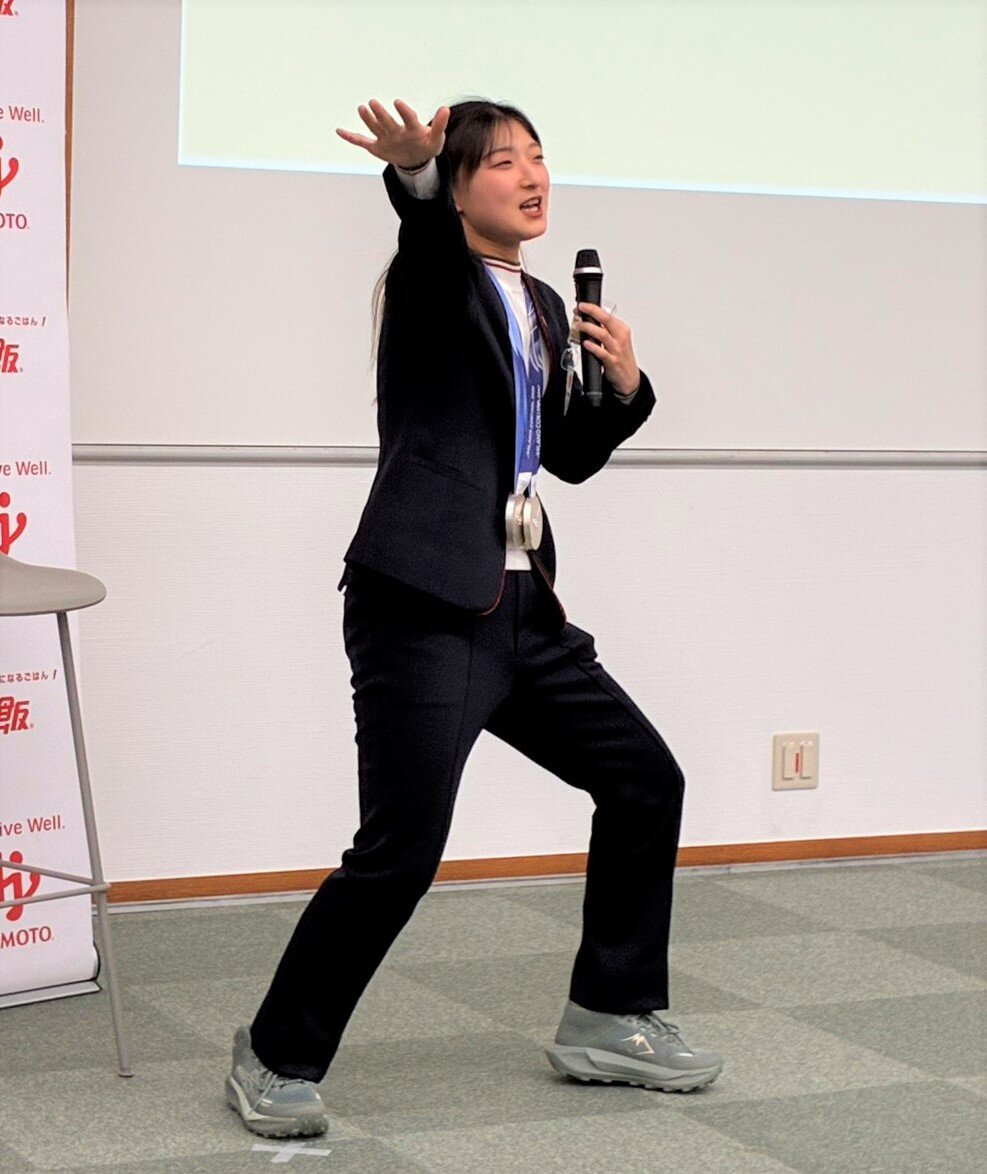味の素本社の社員交流会で「新年度も頑張るぞ！」とあいさつをする坂本花織（撮影・藤塚大輔）