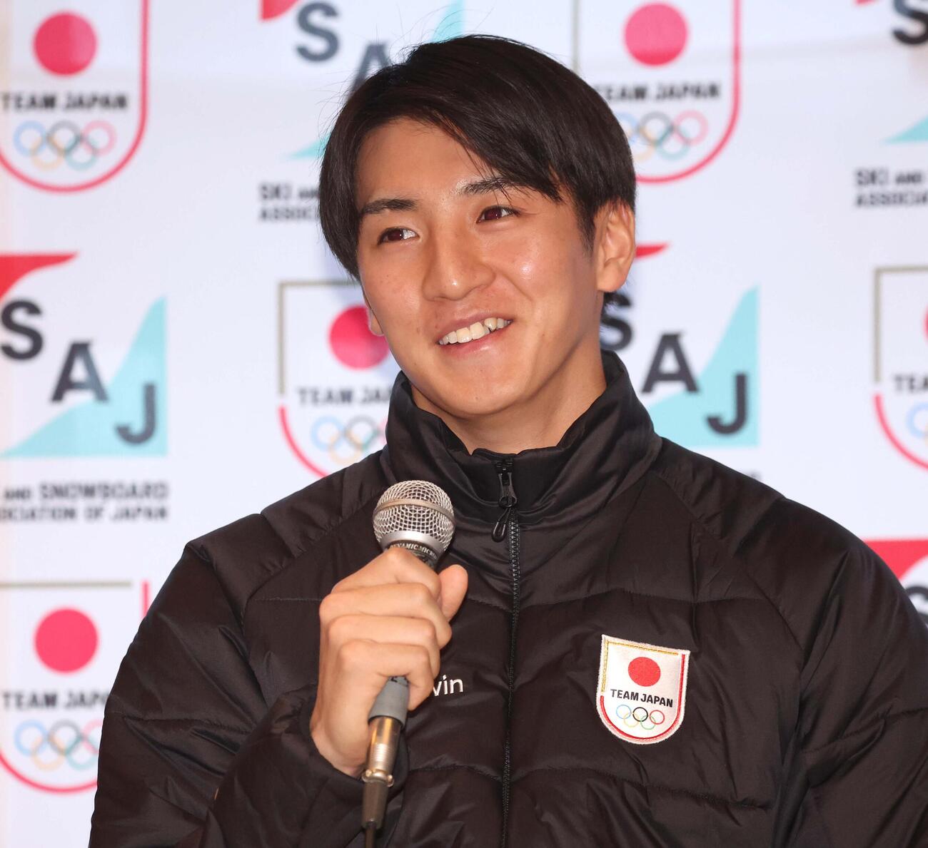 記者会見するミラノ・コルティナ冬季五輪モーグル日本代表の西沢（撮影・黒川智章）