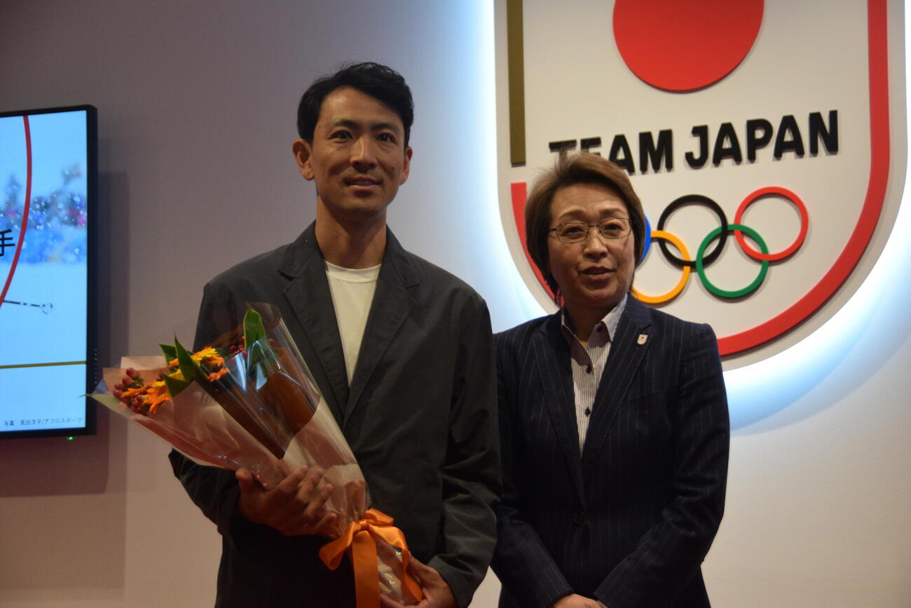 表敬訪問した渡部（左）と迎えた日本オリンピック委員会の橋本会長