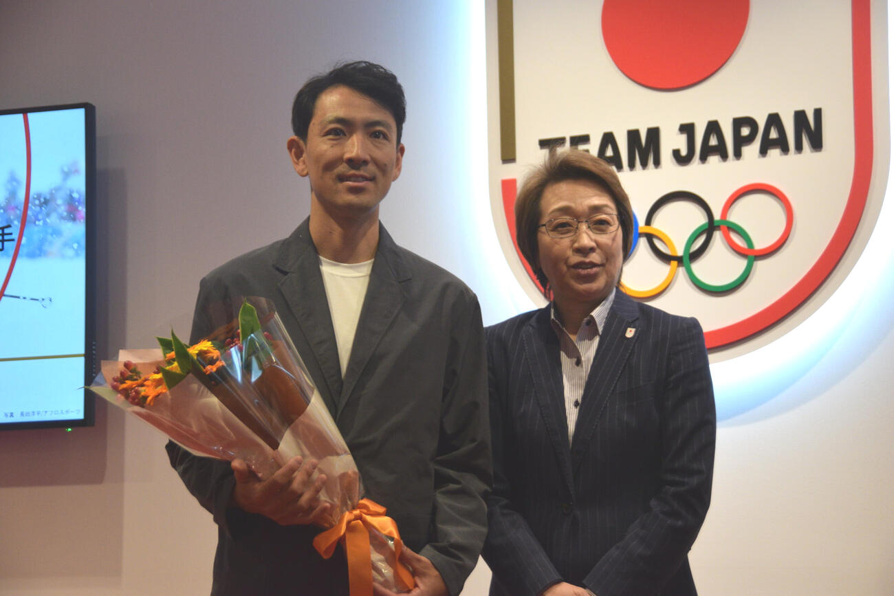 表敬訪問した渡部さん（左）と迎えた日本オリンピック委員会の橋本会長