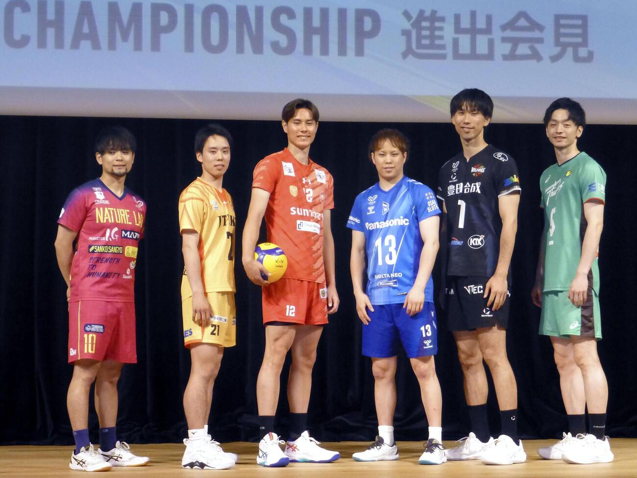 記者会見でポーズをとるサントリーの高橋藍（左から3人目）ら、バレーボール、大同生命SVリーグ男子POに進出した6チームの選手＝23日、東京都内