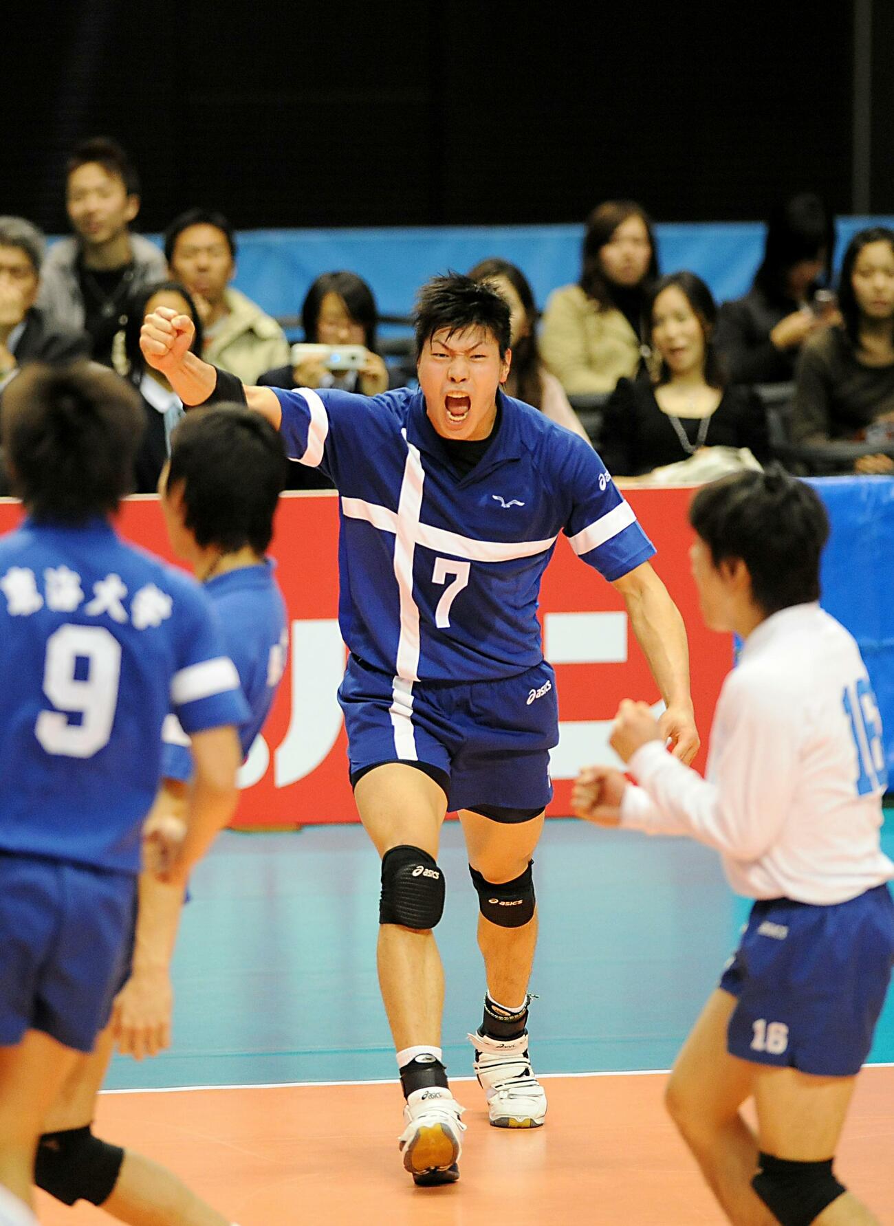 07年全日本大学選手権準決勝　東海大対順大　スパイクを決めガッツポーズで叫ぶ東海大の清水邦広（2007年12月）