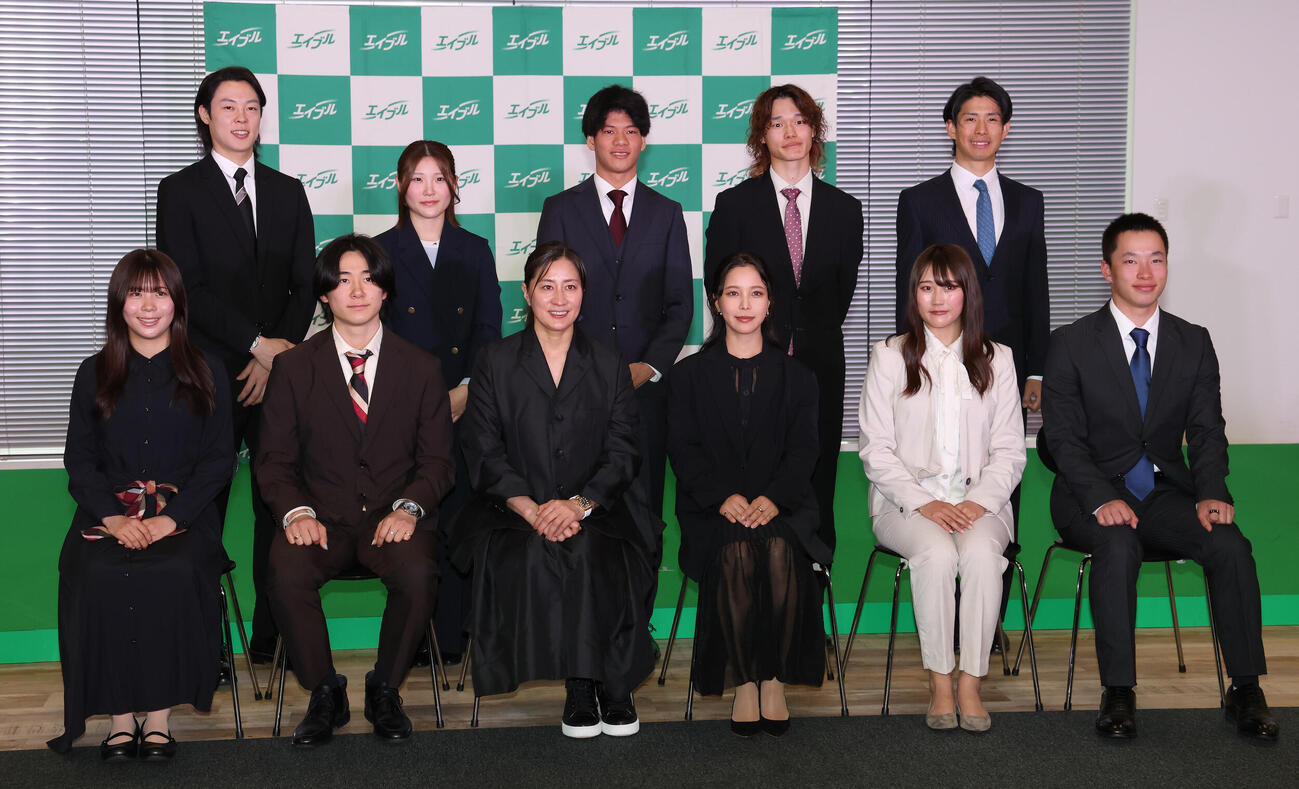 エイブルスノーアスリート表彰式で写真に納まる、前列左から深田茉莉、戸塚優斗、竹内智香、高梨沙羅、村瀬心椛、木村葵来。後列左から小林陵侑、小野光希、木俣椋真、山田琉聖、堀島行真（撮影・丹羽敏通）