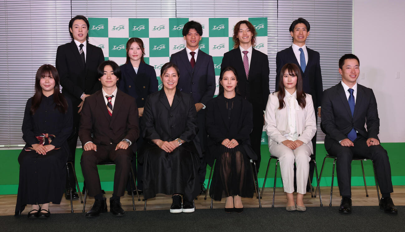 エイブルスノーアスリート表彰式で写真に納まる、前列左から深田茉莉、戸塚優斗、竹内智香、高梨沙羅、村瀬心椛、木村葵来。後列左から小林陵侑、小野光希、木俣椋真、山田琉聖、堀島行真（撮影・丹羽敏通）