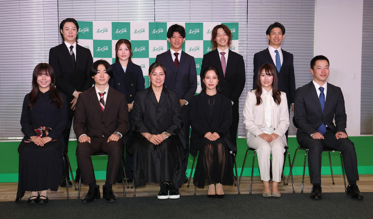 エイブルスノーアスリート表彰式で写真に納まる、前列左から深田茉莉、戸塚優斗、竹内智香、高梨沙羅、村瀬心椛、木村葵来。後列左から小林陵侑、小野光希、木俣椋真、山田琉聖、堀島行真（撮影・丹羽敏通）