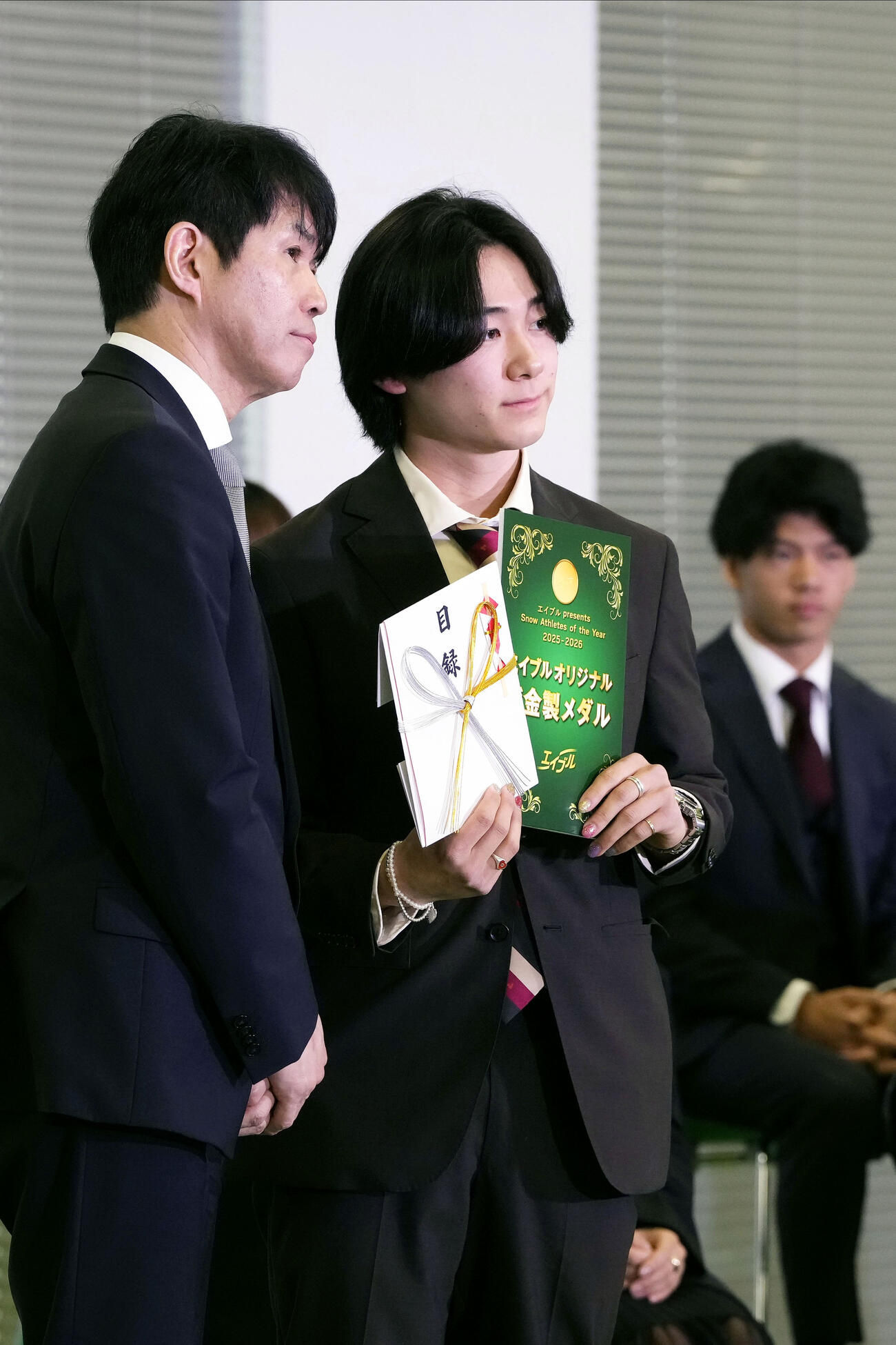 表彰を受けるスノーボード男子ハーフパイプの戸塚優斗（右）＝24日、東京都内