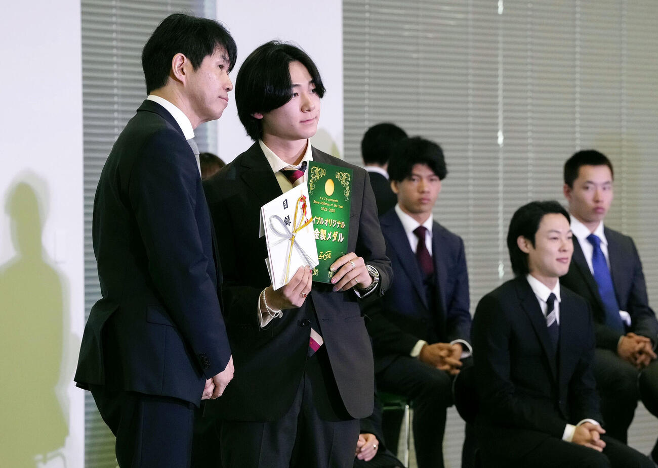 表彰を受けるスノーボード男子ハーフパイプの戸塚優斗（手前右）＝24日、東京都内