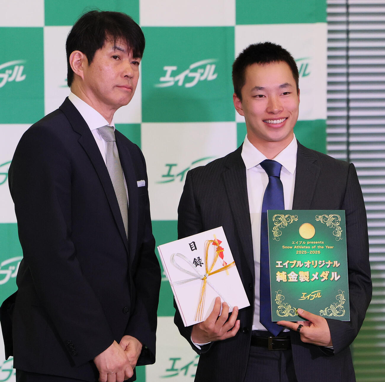 褒賞品を受け取った木村葵来（撮影・丹羽敏通）