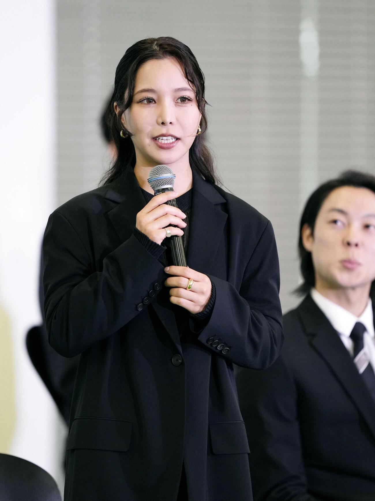 表彰後、質問に応えるノルディックスキー・ジャンプ女子の高梨沙羅（共同）