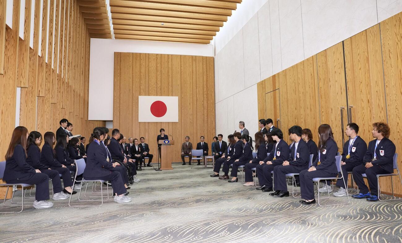首相官邸を訪れたミラノ・コルティナ冬季五輪・パラリンピックの日本選手団。中央奥は高市首相（共同）