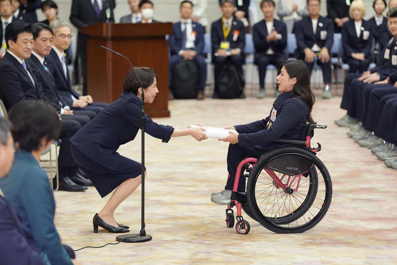 高市首相（左）から記念品を贈られるパラリンピック・アルペンスキー女子の村岡桃佳＝24日午後、首相官邸(共同)