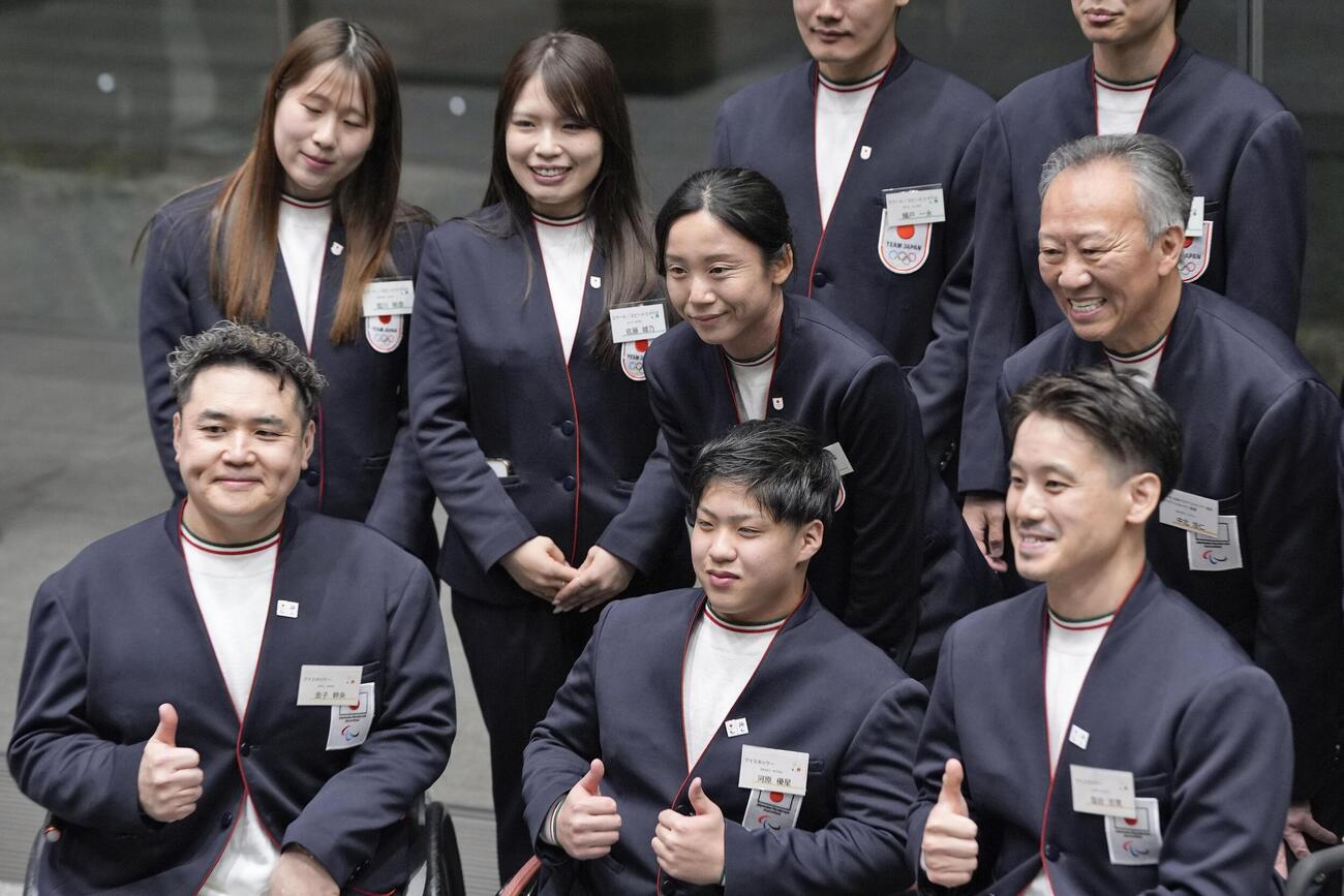 高市首相と面会後、写真に納まるスピードスケート女子の高木美帆（後列左から3人目）ら（共同）