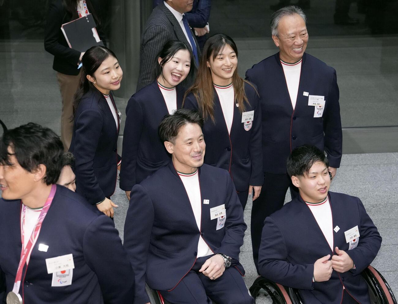 高市首相と面会後、写真に納まる（後列左から）フィギュアスケート女子の千葉百音、中井亜美、坂本花織ら＝24日午後、首相官邸（共同）
