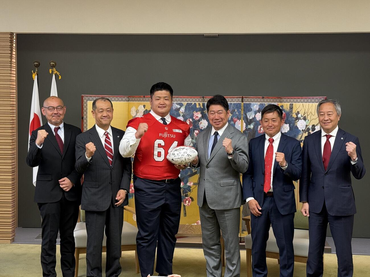 集合写真に収まった川崎市の福田紀彦市長（中央右）と富士通の関係者ら（富士通提供）