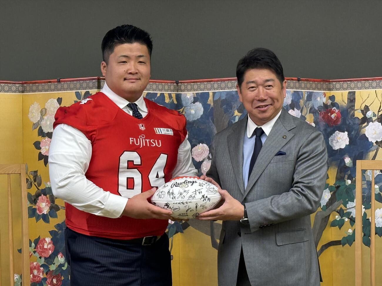 富士通の大久保壮哉（左）と川崎市の福田紀彦市長（富士通提供）