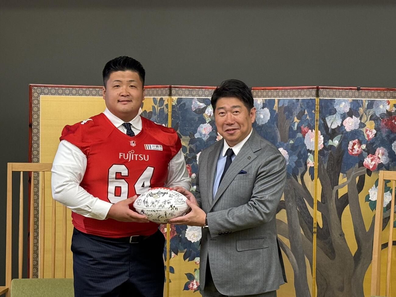 富士通の大久保壮哉（左）と川崎市の福田紀彦市長（富士通提供）