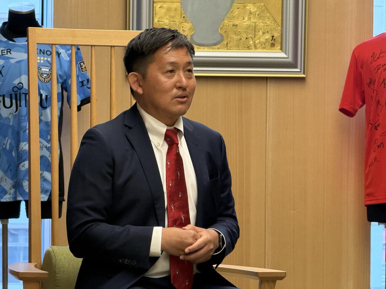 表敬訪問した富士通の山本洋ヘッドコーチ（富士通提供）