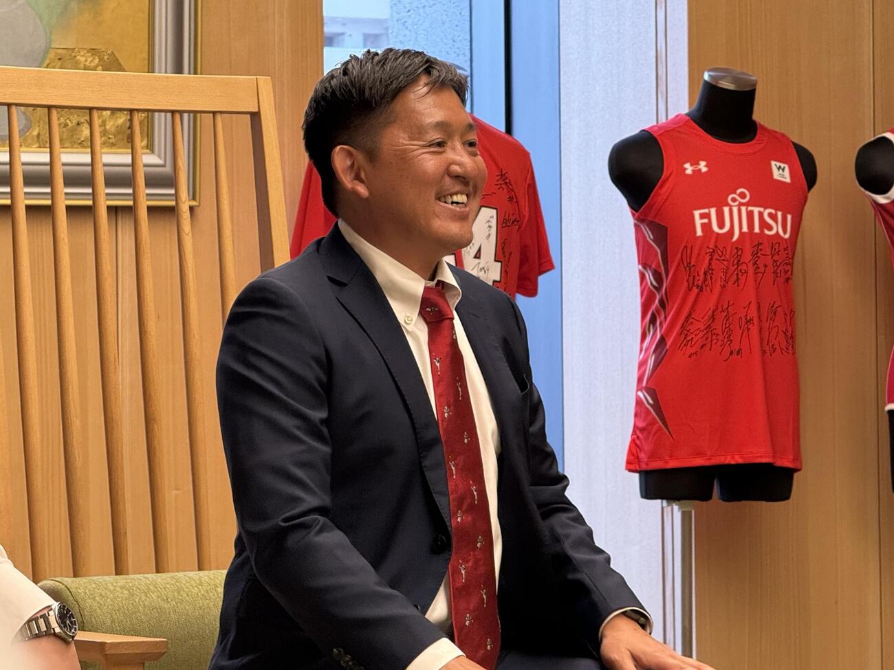 表敬訪問した富士通の山本洋ヘッドコーチ（富士通提供）