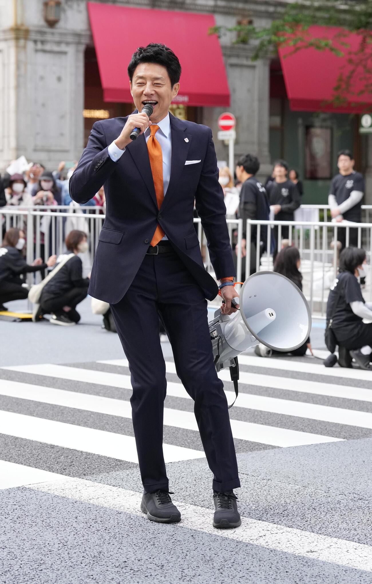 ミラノ・コルティナ冬季五輪パラリンピックのTEAM JAPAN応援感謝パレードで詰め掛けたファンを盛り上げる松岡修造氏（撮影・小沢裕）