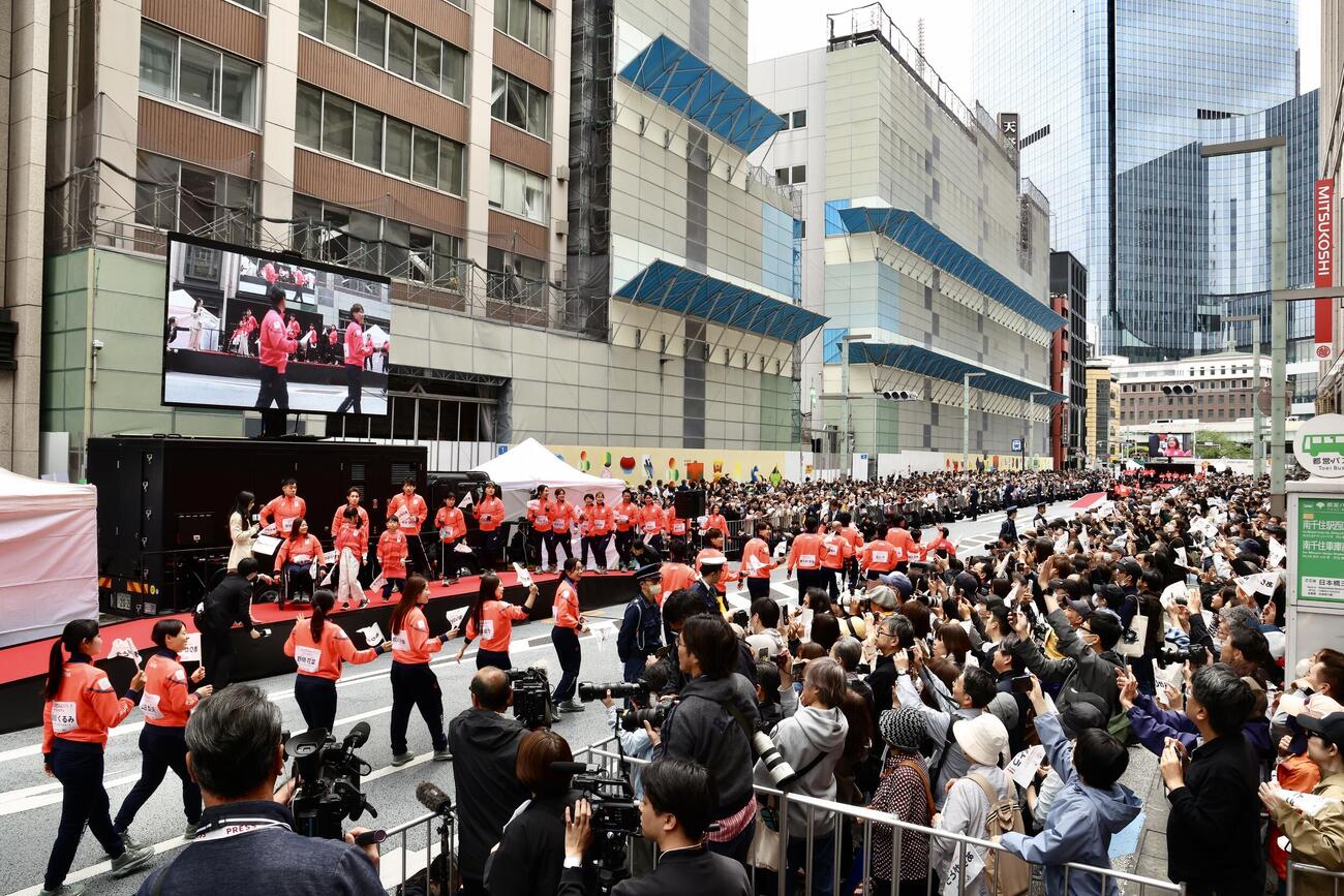 ミラノ・コルティナ2026冬季五輪・パラTEAM JAPAN応援感謝パレード　ミラノ・コルティナ2026冬季五輪・パラTEAM JAPAN応援感謝パレードで練り歩く選手たち