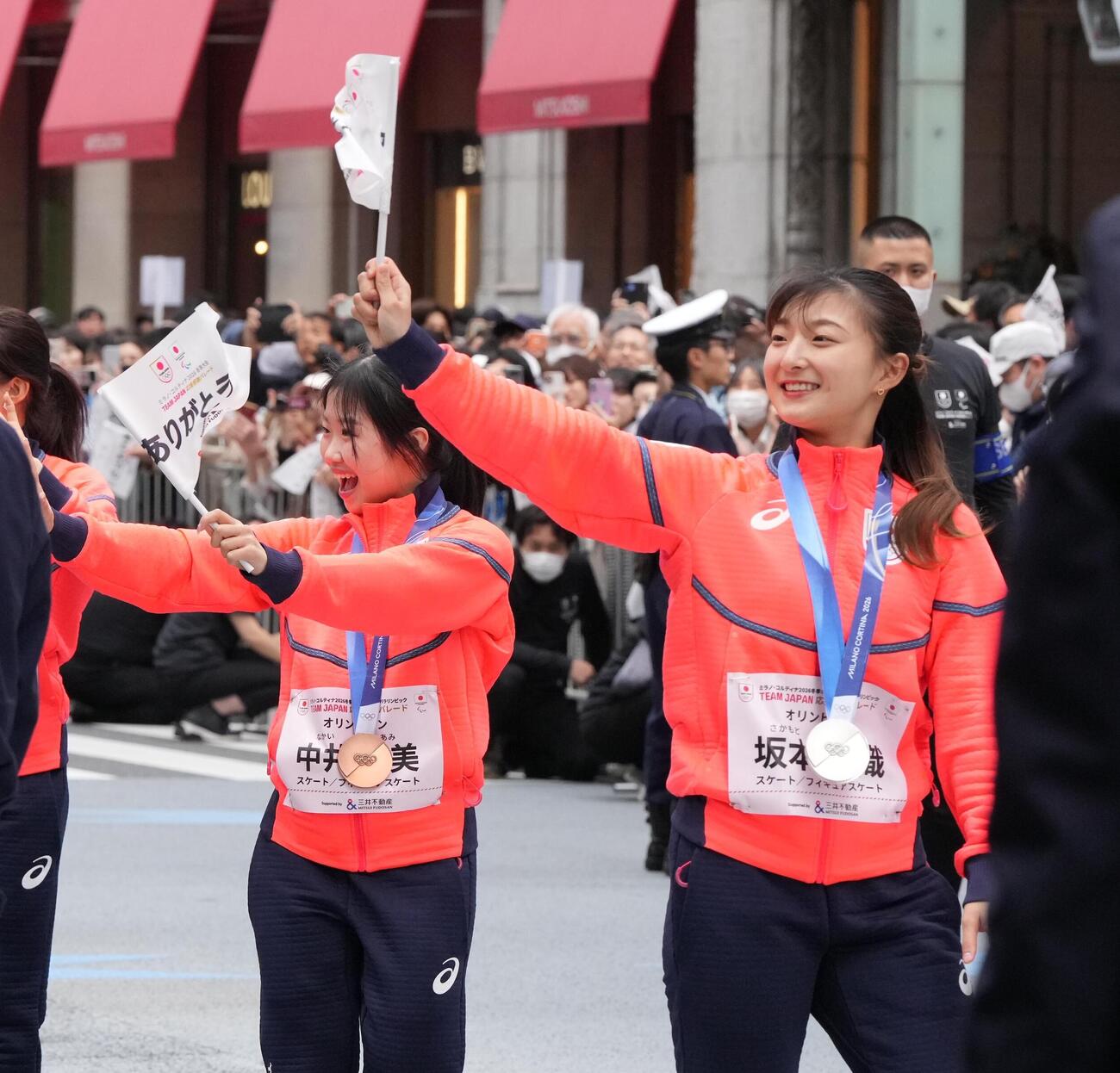 ミラノ・コルティナ冬季五輪パラリンピックのTEAM　JAPAN応援感謝パレードに臨む中井亜美（左）と坂本花織（撮影・小沢裕）
