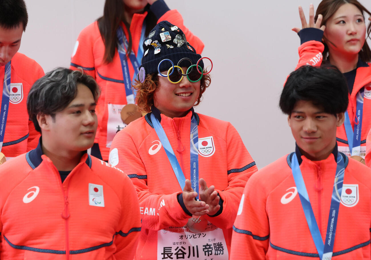 五輪マークのめがねで登壇した長谷川帝勝（撮影・丹羽敏通）