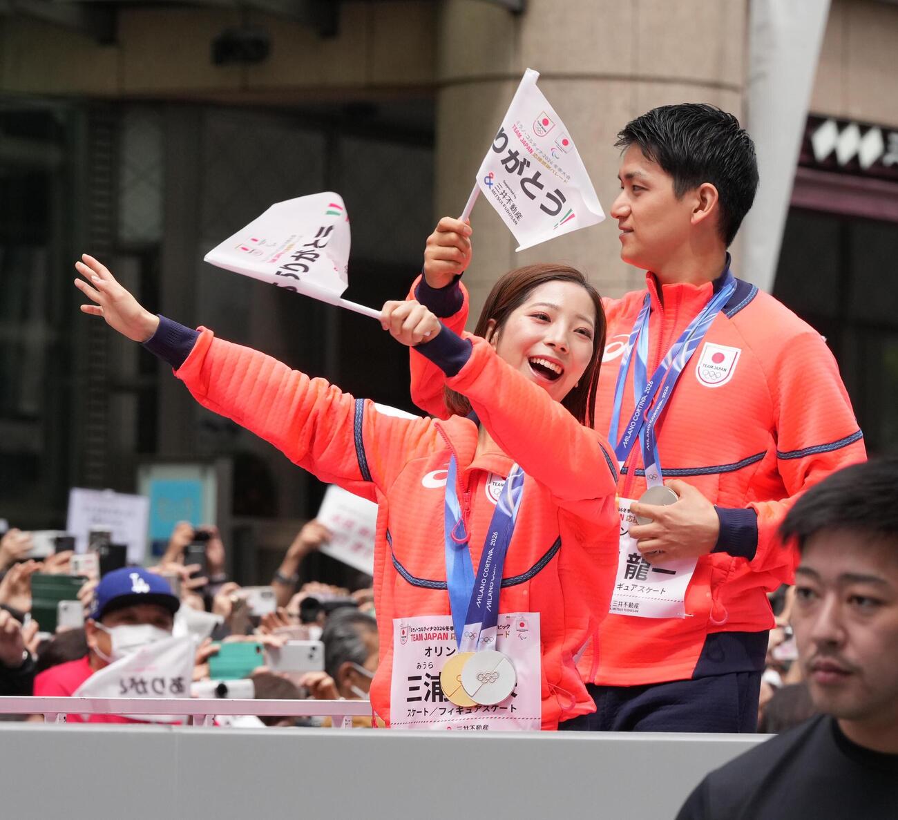 ミラノ・コルティナ冬季五輪パラリンピックのTEAM　JAPAN応援感謝パレードに臨む三浦璃来（左）と木原龍一（撮影・小沢裕）