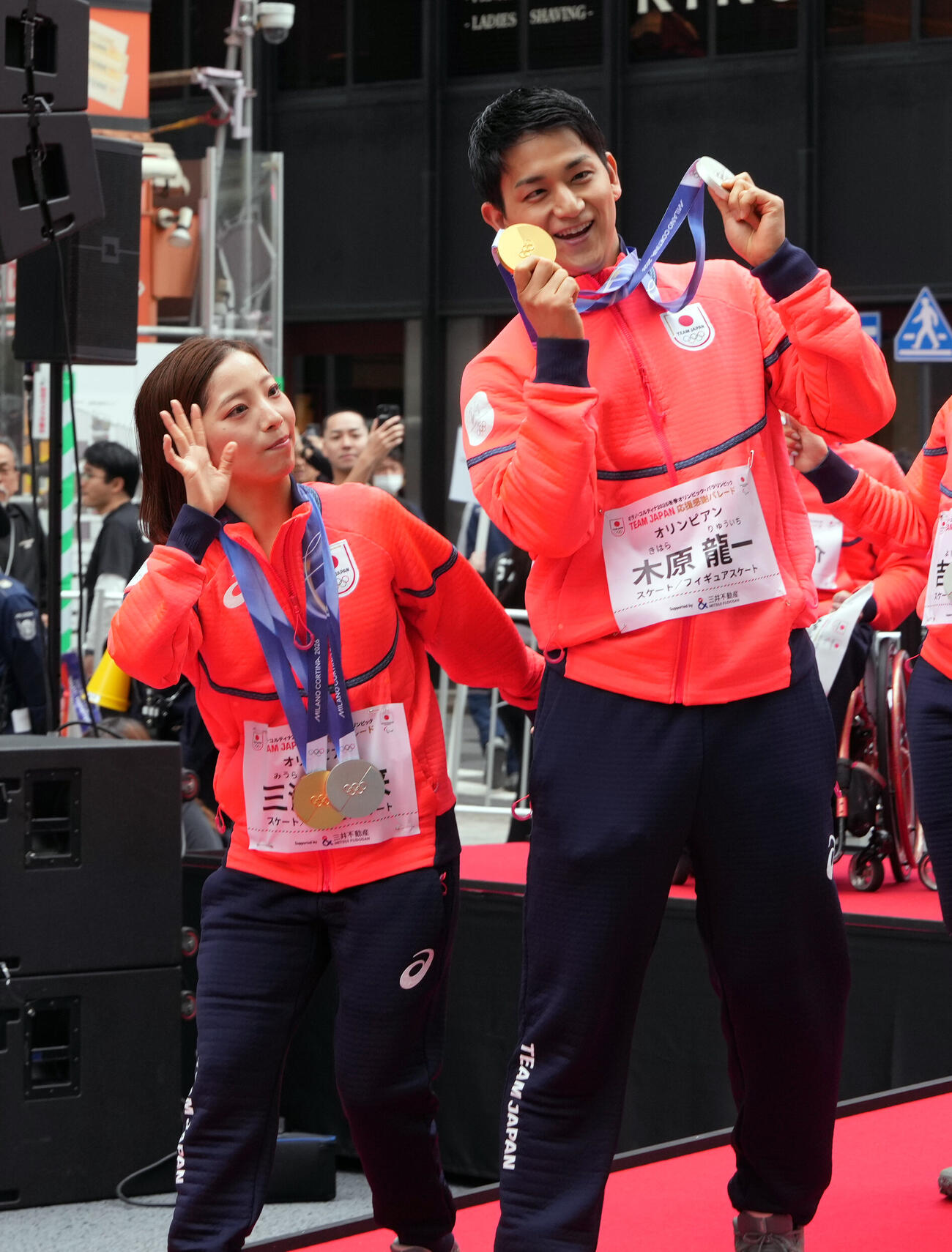 手を振る三浦璃来（左）と木原龍一（撮影・小島史椰）