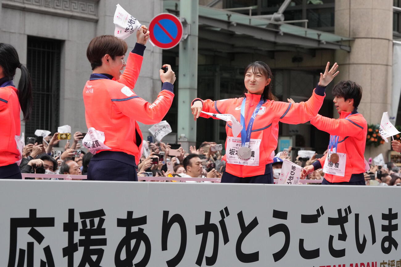 ミラノ・コルティナ冬季五輪パラリンピックのTEAM　JAPAN応援感謝パレードに臨む、左から鍵山優真、坂本花織（撮影・小沢裕）